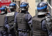 Префектура Парижа сообщает, что местные полицейские составили 130 протоколов за нарушения постановления о запрете скопления людей на Елисейских полях