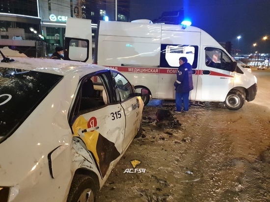 Такси с пассажиром попало в ДТП в Новосибирске