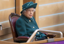 Британская королева Елизавета II призывает принца Уильяма прекратить летать на вертолетах с его семьей, потому что она «напугана», что может случиться катастрофа