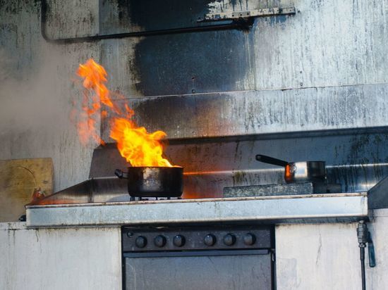 Пожарные спасли устроившего возгорание на кухне калининградца