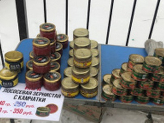 Более 200 банок контрафактной рыбной икры изъяли из магазинов Ижевска