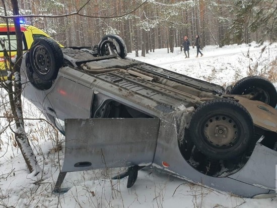 В Татарстане на большой скорости автомобиль вылетел с трассы и опрокинулся на крышу