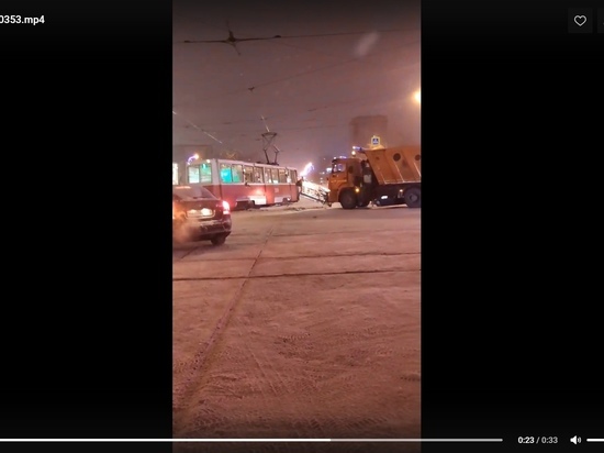 В Магнитогорске снегоуборочный «КАМАЗ» протаранил трамвай