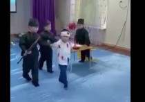 В одном из детских садов Казахстана показали спектакль с участием детей, в котором окровавленного студента расстреливают солдаты Советской армии