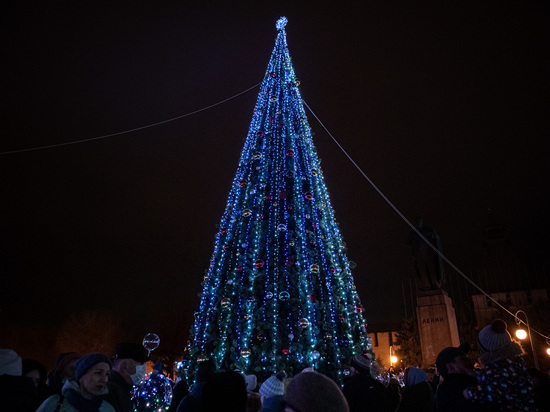 В Астрахани по команде Деда Мороза зажглась елка