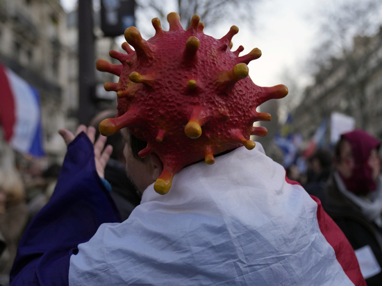 Европа ушла в оборону от коронавируса; новые запреты и локдауны