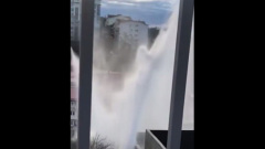 В Сочи авария на водопроводе привела к появлению гигантского фонтана: видео