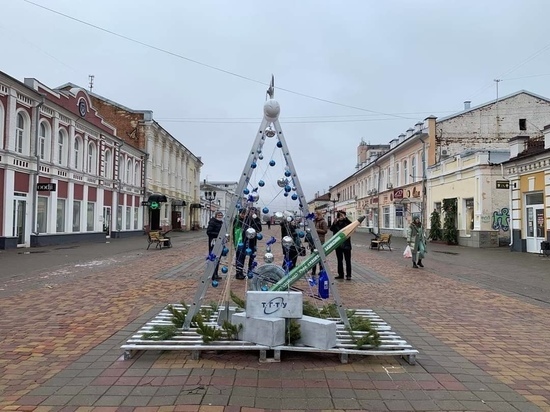 Тамбовские студенты установили на Коммунальной новогодний арт-объект