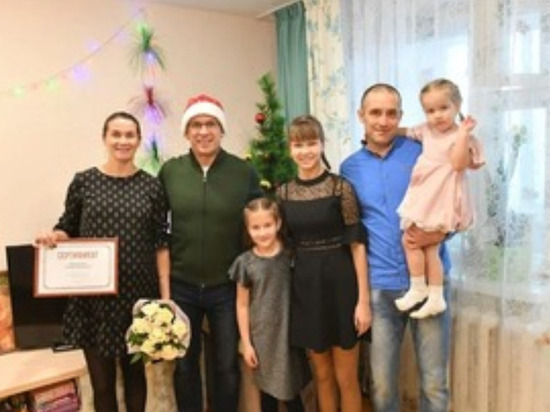Глава Удмуртии в рамках "Елки желаний" стал Дедом Морозом и вручил подарки детям
