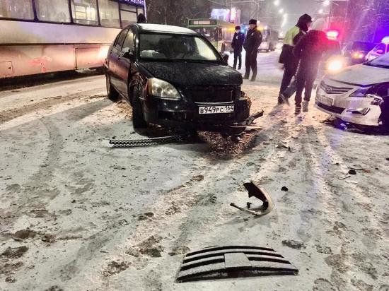 В Саратове массовое ДТП: столкнулись пять автомобилей, есть пострадавшие