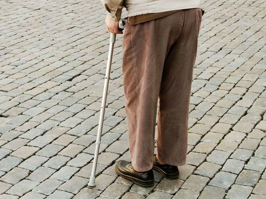 Пожилого калининградца с потерей памяти обнаружили идущего по проезжей части на Алее Смелых