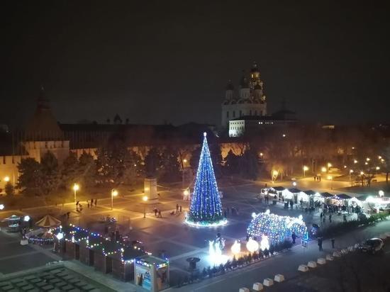 В Астрахани зажгли новогодние огни на главной елке