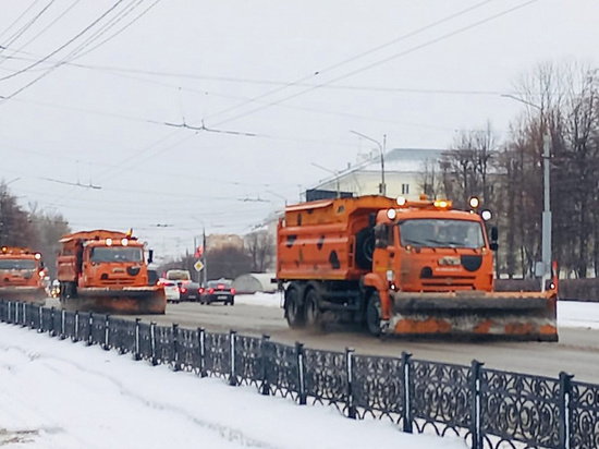 Рабочие в усиленном режиме расчищают Тулу от снега