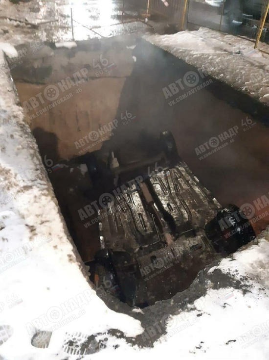 В Курске легковушка полностью провалилась в раскоп теплосетей