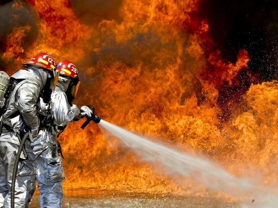 Почти 50 пожарных тушили загоревшийся кемеровский ТЦ
