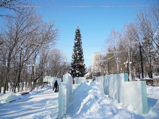 Хабаровск продолжают украшать к Новому году