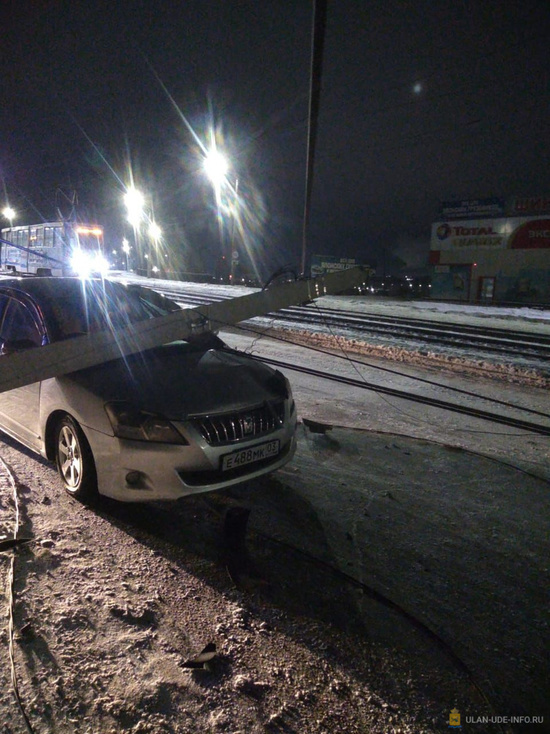 В Улан-Удэ водитель сбил бетонную опору