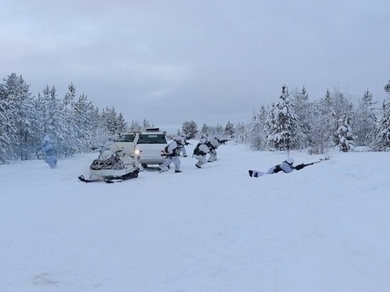 Арктические мотострелки отработали тактику рейдовых действий на снегоходах