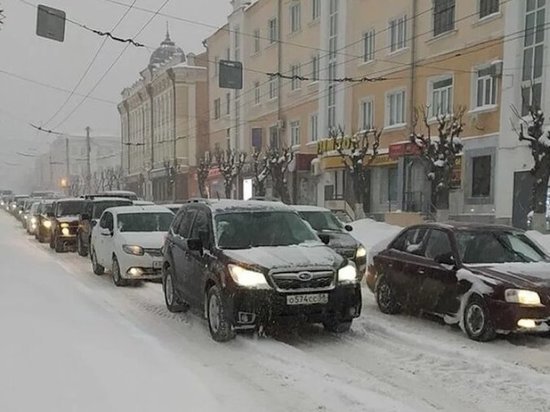 Из-за снегопада утром в понедельник Казань встала в 9-балльных пробках