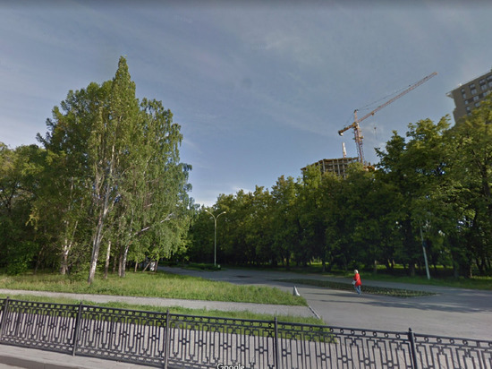 Ямы в перестроенном парке XXII Партсъезда беспокоят екатеринбуржцев