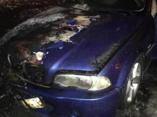 В Челябинске загорелся автомобиль водителя скорой помощи