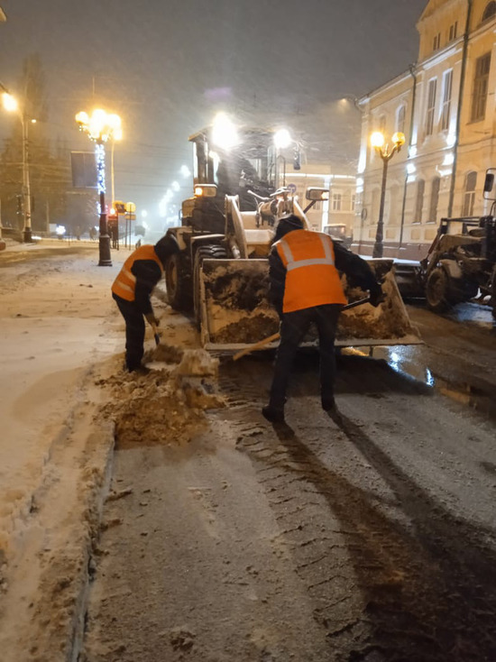На улицах Тамбова ликвидируют последствия снегопада