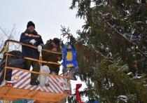 На главной елке поселка Медведево повесили украшения дети и представители колонии-поселении № 7.