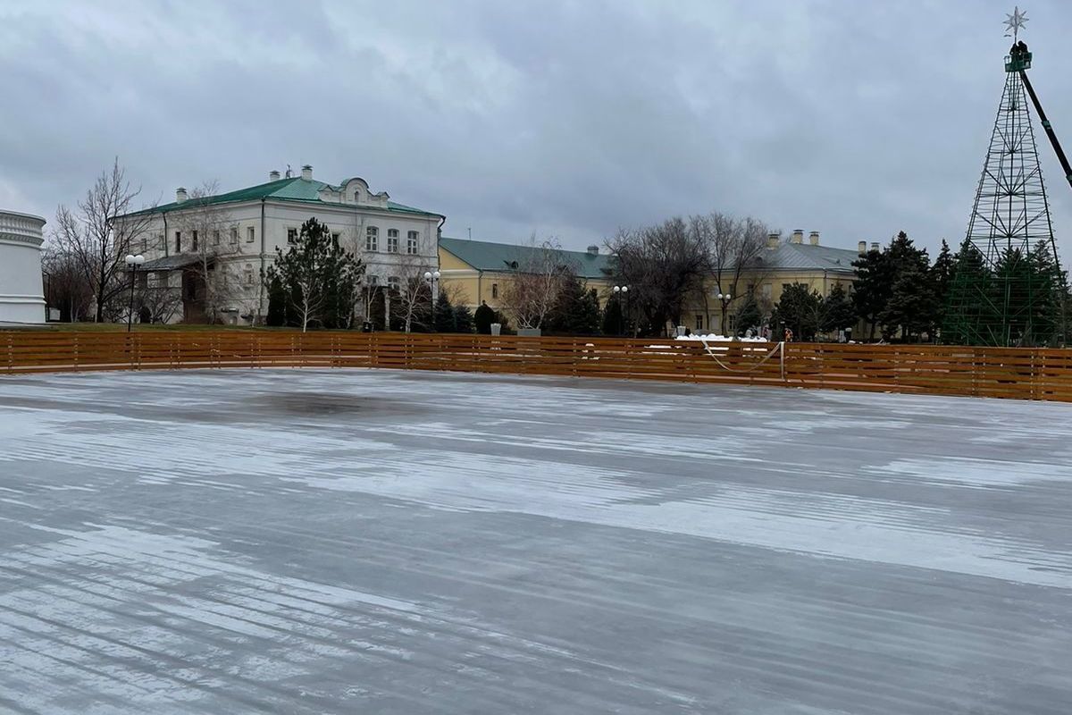 Кремль астрахань каток билеты по пушкинской. Каток в Кремле Астрахань. Ледовый каток Астрахань Кремль. Астраханский Кремль каток. Каток в Кремле город Астрахань.