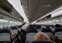 Американская стюардесса Стелла Коннолли, которая активно ведет блог в социальных сетях, объяснила, почему качество сервиса зависит от времени вылета рейса