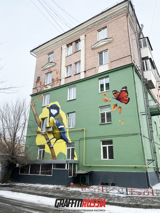 Дом в Ленинском районе Челябинска украсили новогодним граффити