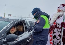 Под Старым Осколом Дед Мороз и Снегурочка поучаствовали в патрулировании дороги вместе с сотрудниками ГИБДД