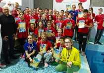 На состязания собрались 150 юных покорителей водного пространства из спортшкол «Звезда», «Зубренок», «Русский медведь», бассейна «Олимп»