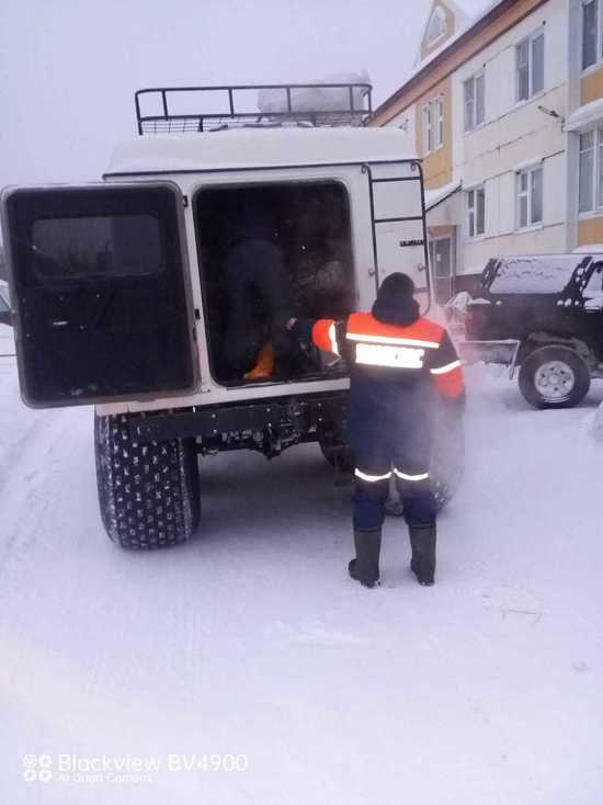 На Ямале дети и взрослые попали в снежный плен в десятках километров от села