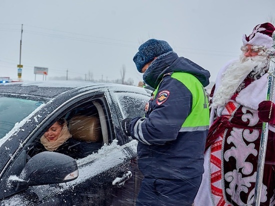 Дед Мороз со Снегурочкой вышли в рейд на белгородскую трассу