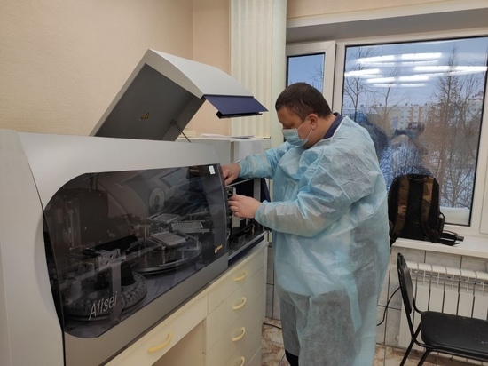 Анализатор для определения антител к COVID-19 появился в больнице Нового Уренгоя