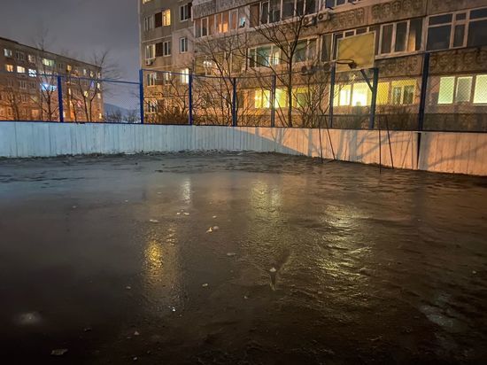 Во Владивостоке началась заливка катков и хоккейных коробок