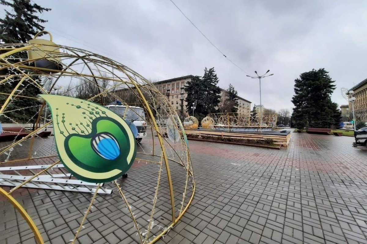 Волгоград установка. Арт объекты Волгограда. Сквер ангелов. Горсад Волгоград 2022 украшен на новый год. Новогодний город Волгоград.