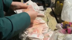 Полицейские нашли в гараже часть украденных ачинской кассиршей денег