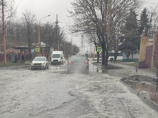 В Ростове улица Днепровская стала полноводной рекой после дождя