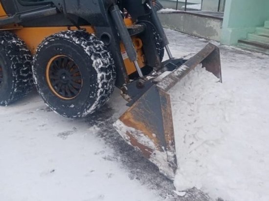 В Курске дворы 14 многоэтажек обделили пескосоляной смесью