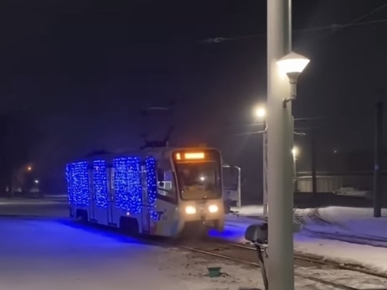 В Улан-Удэ новогодний трамвай курсирует по маршруту №1