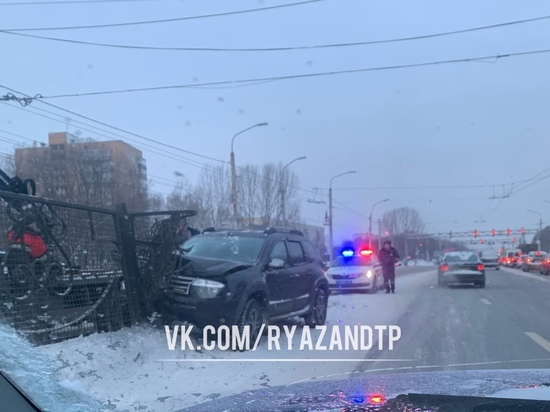 На Московском шоссе в Рязани Renault Duster врезался в ограждение