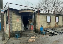 В МЧС ЛНР сообщили, что пожар значительно повредил здание продуктового магазина в пгт Георгиевка