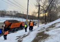 Полицейские засыпали песком склон на улице Матросова в Красноярске