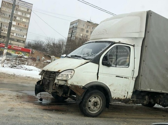 На Михайловском шоссе в Рязани столкнулись «Газель» и Hyundai