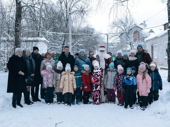 Костромские флэш-мобы: в Волгореченске дети и Дед Мороз поддержали медиков в «красной зоне»