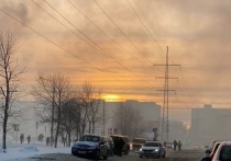 Похоже, гипермаркет «Лента» на улице Елизаровых сгорит дотла: несмотря на усилия пожарных и даже своевременно прибывший пожарный поезд, пламя полностью охватило здание