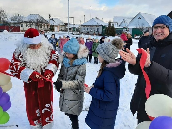 Дед Мороз и Снегурочка открыли детскую площадку в Белгородской области