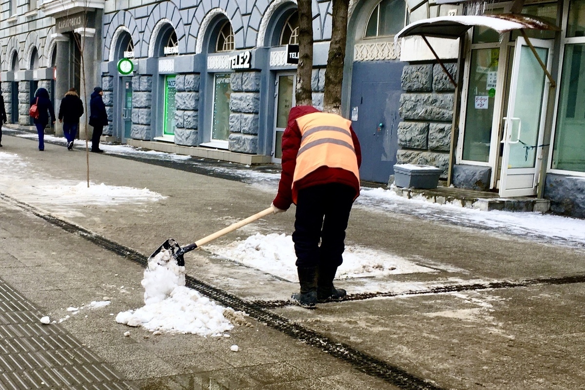 Очистка тротуара от льда. Лед на тротуаре. Колонель льда на тротуарах. Раскатанные ледяные тротуары СССР.