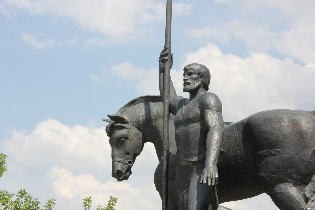 Пенза последний. Памятник поселенцу Пенза. Пензенский памятник первопоселенцу. Памятник «Первопоселенец» достопримечательности Пензы. Памятник первопоселенцу памятник в г. Пензе.